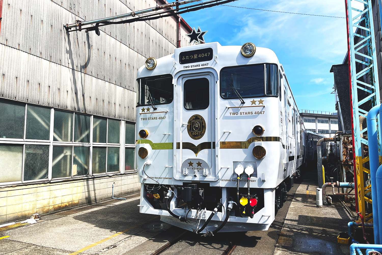 2022年9月JＲ九州 観光列車「ふたつ星４０４７」外装・内装に 